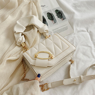 Stílusos női táska hosszú és rövid füllel, fém rögzítéssel