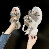 Női alkalmi szandál 3D elemmel és magas talppal több színben