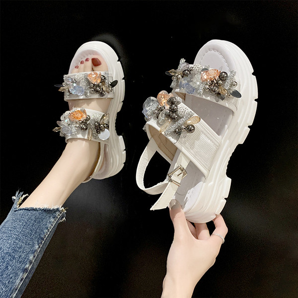 Női alkalmi szandál 3D elemmel és magas talppal több színben