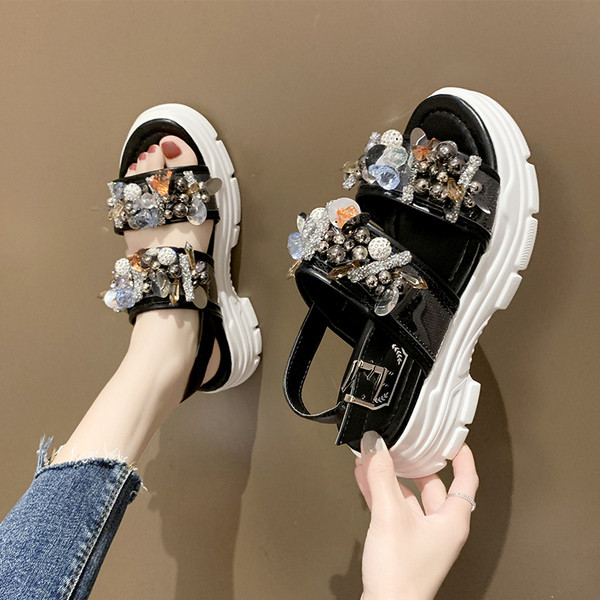 Női alkalmi szandál 3D elemmel és magas talppal több színben