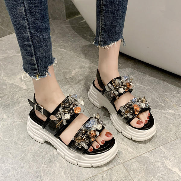 Női alkalmi szandál 3D elemmel és magas talppal több színben