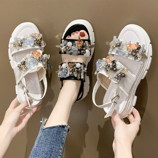 Női alkalmi szandál 3D elemmel és magas talppal több színben