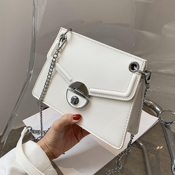 Eko bőrből készült stílusos női táska, hosszú fém fogantyúval