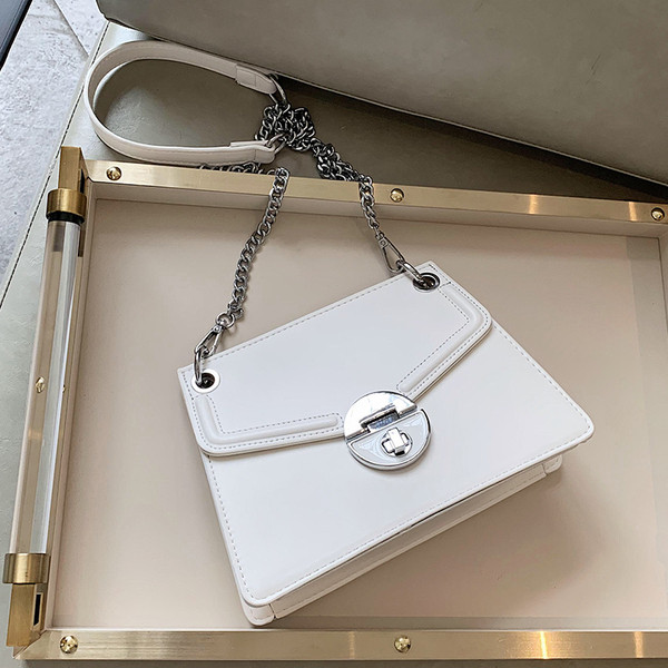 Eko bőrből készült stílusos női táska, hosszú fém fogantyúval