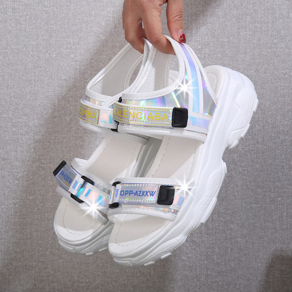 Női alkalmi szandál két színben matricával