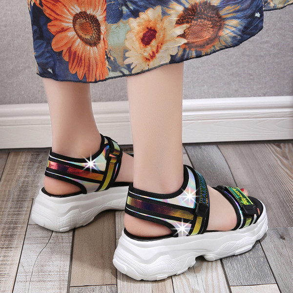 Női alkalmi szandál két színben matricával