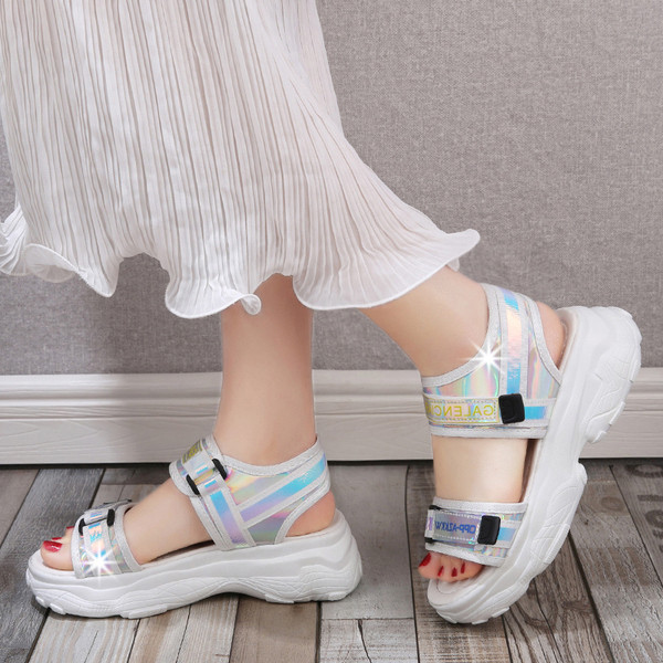 Női alkalmi szandál két színben matricával