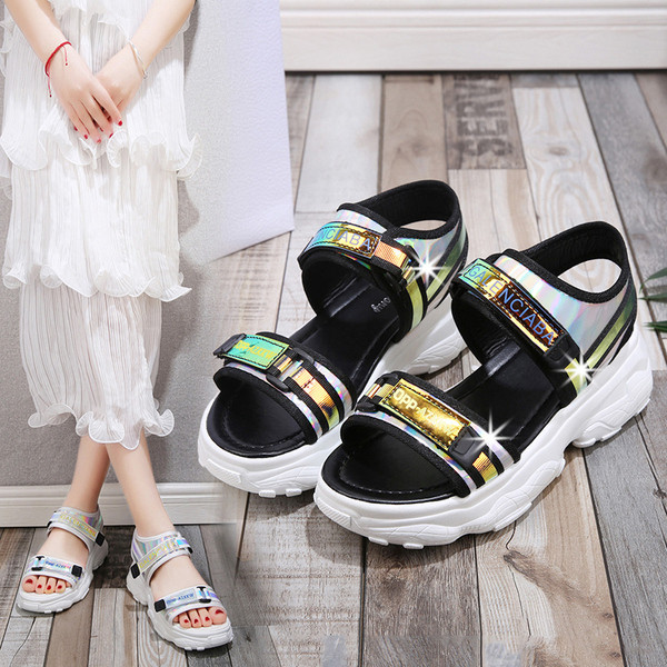 Női alkalmi szandál két színben matricával