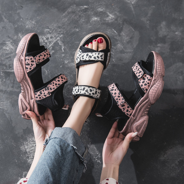 Leopárdmintás, durva talpú női szandál