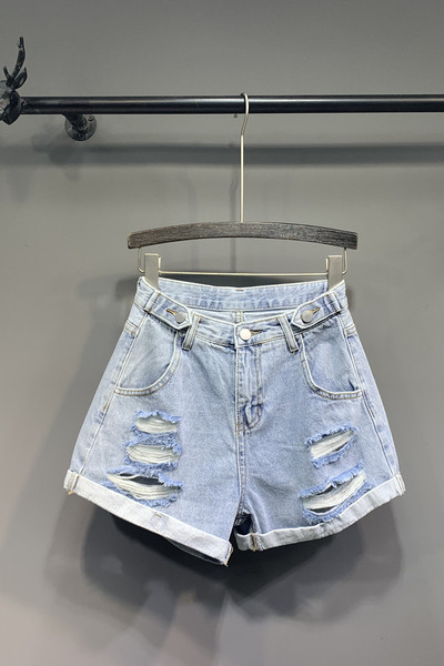 Modern női farmer szakadt motívumokkal