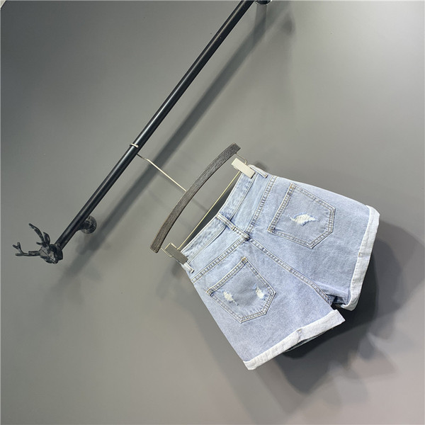 Modern női farmer szakadt motívumokkal