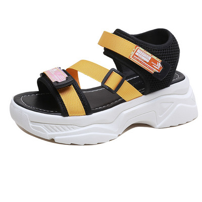 Γυναικεία σανδάλια με ψηλά πέλματα και λουράκια