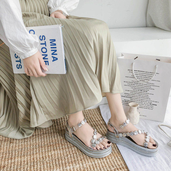 Lapos talpú, köves női szandál két színben