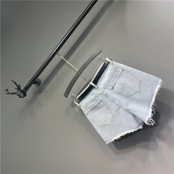 Női rövidnadrág 3D elemmel és övvel