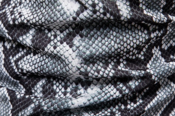 Modern férfi ing klasszikus gallérral és állatmintával