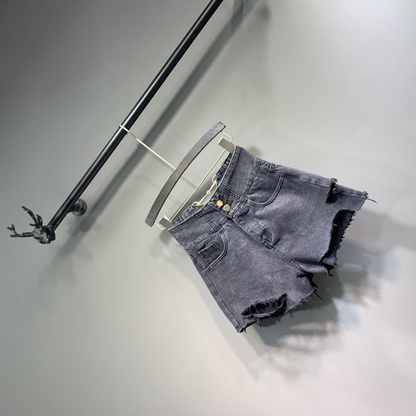 Νέο μοντέλο σορτς τζιν με σκισμένα μοτίβα