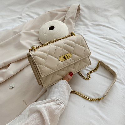 Eko bőrből készült modern női táska fém csattal és fém fogantyúval