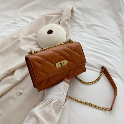 Eko bőrből készült modern női táska fém csattal és fém fogantyúval