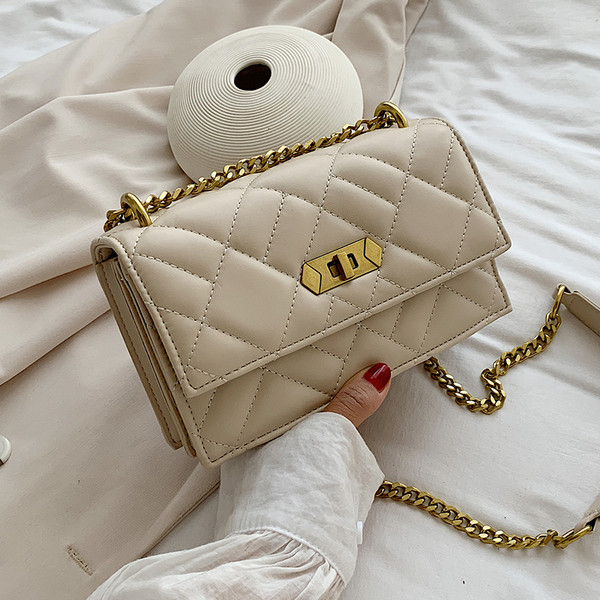 Eko bőrből készült modern női táska fém csattal és fém fogantyúval