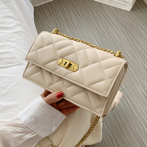 Eko bőrből készült modern női táska fém csattal és fém fogantyúval