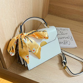 Női táska két füllel és szalaggal