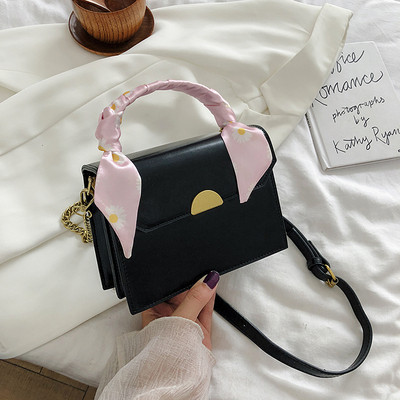 Női táska két füllel és szalaggal