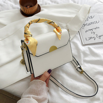 Női táska két füllel és szalaggal