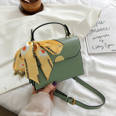 Női táska két füllel és szalaggal