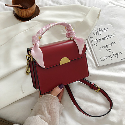 Női táska két füllel és szalaggal