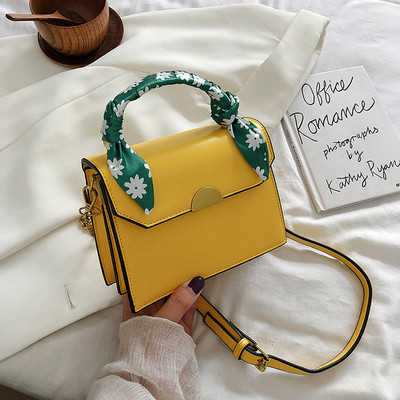 Női táska két füllel és szalaggal