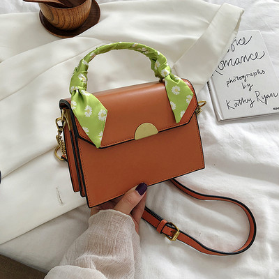 Női táska két füllel és szalaggal