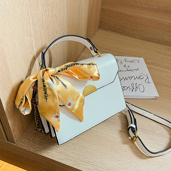 Női táska két füllel és szalaggal