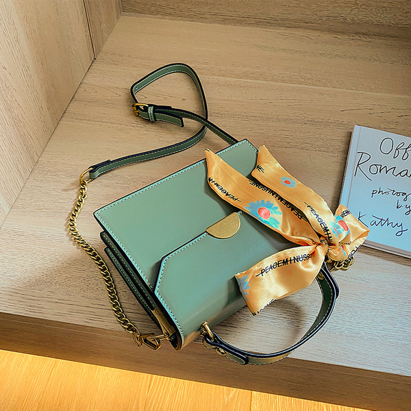 Női táska két füllel és szalaggal