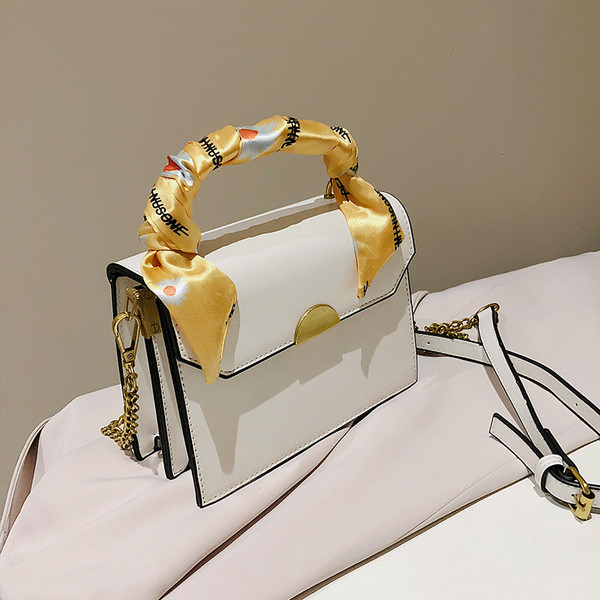 Női táska két füllel és szalaggal