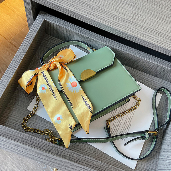 Női táska két füllel és szalaggal