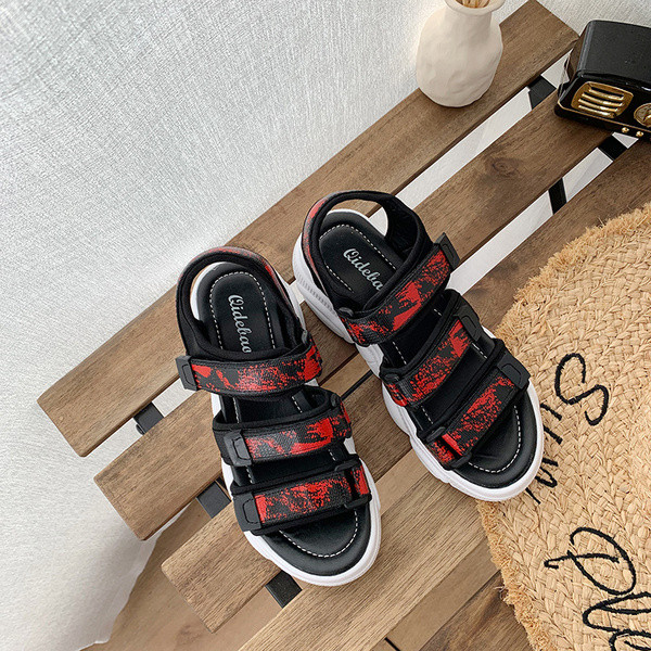 Női szandál foltokkal és lapos talppal