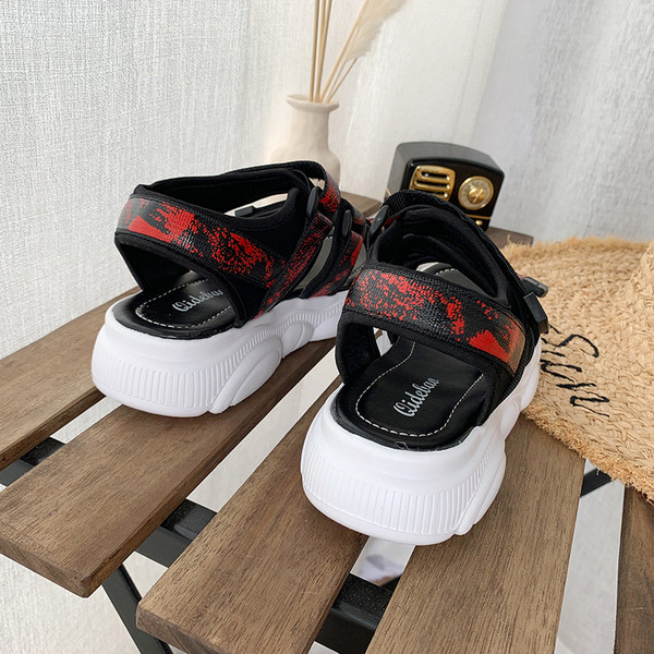 Női szandál foltokkal és lapos talppal