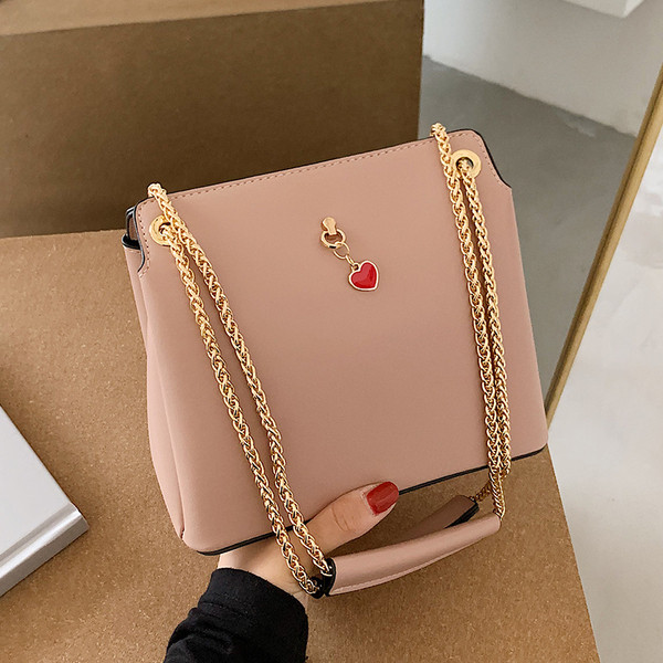 Női bőrtáska fém fogantyúval és kiegészítővel