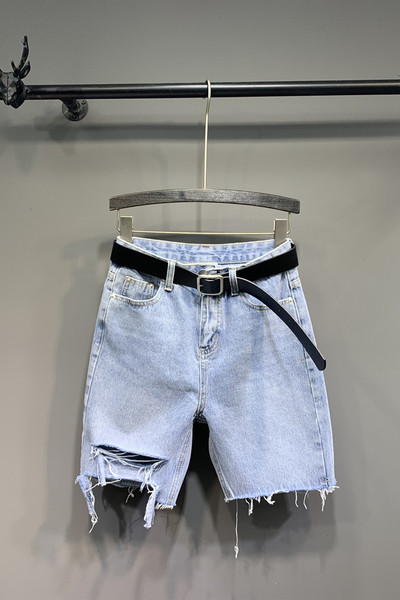 Női farmer 3/4 nadrág övvel, szakadt motívumokkal