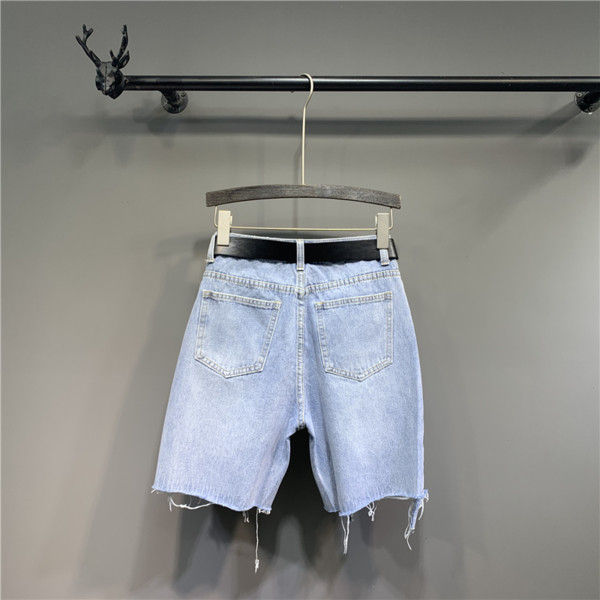 Női farmer 3/4 nadrág övvel, szakadt motívumokkal