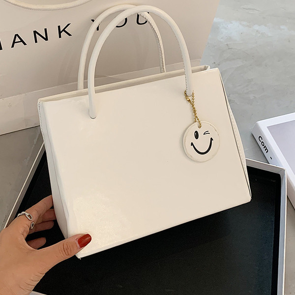 Modern női táska öko bőrből és kiegészítőből - két modell