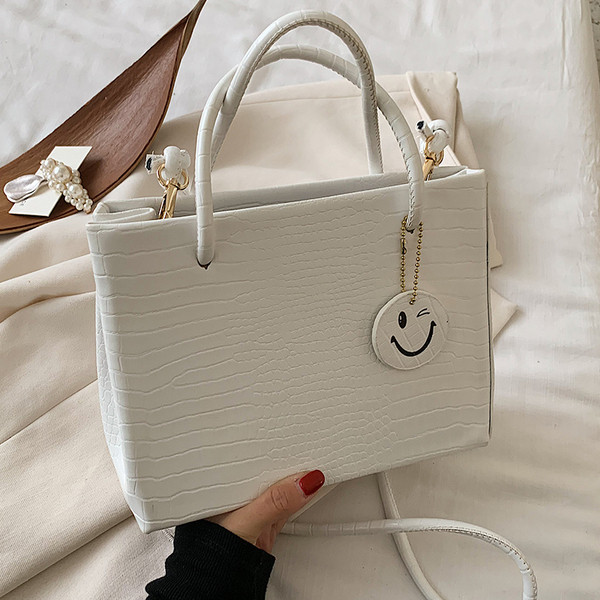 Modern női táska öko bőrből és kiegészítőből - két modell