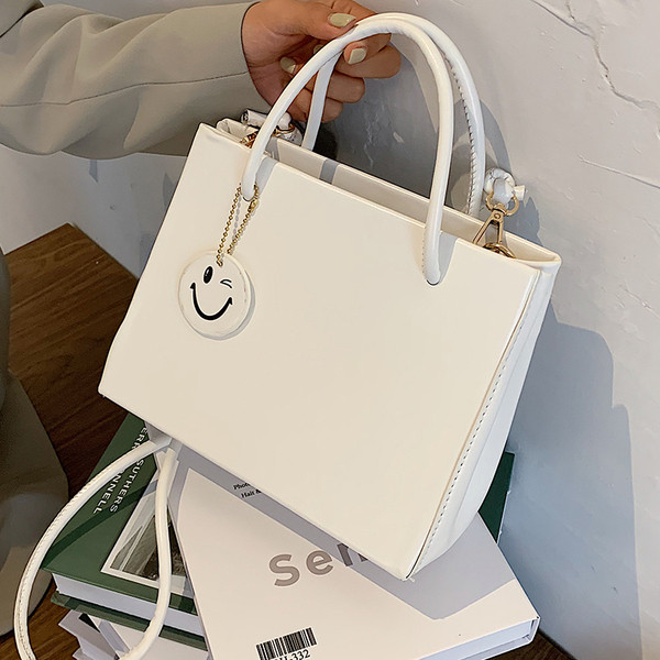 Modern női táska öko bőrből és kiegészítőből - két modell