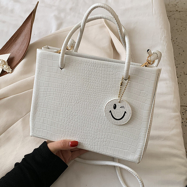 Modern női táska öko bőrből és kiegészítőből - két modell