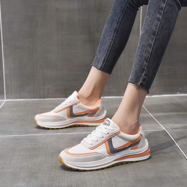 Alkalmi női tornacipő fűzővel, lapos talppal, két színben