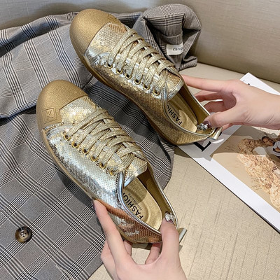 Lapos talpú, fényes hatású női tornacipő