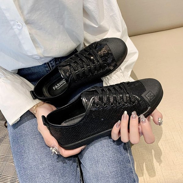 Lapos talpú, fényes hatású női tornacipő