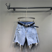 Alkalmi női farmer övvel, cipzárral és szakadt elemekkel