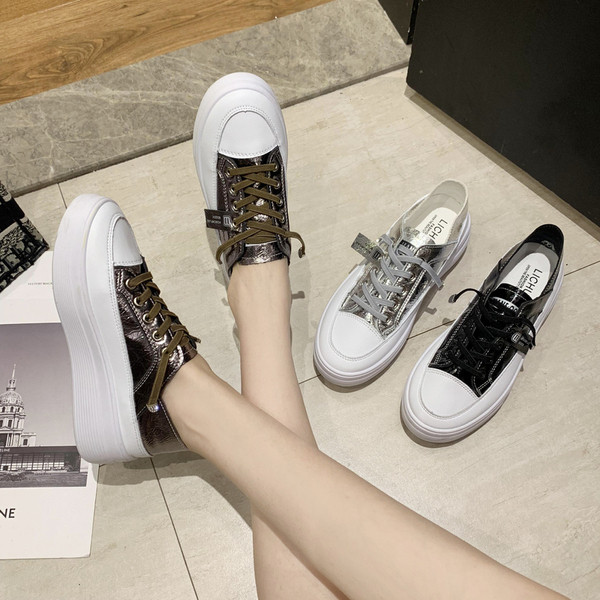 Divatos női cipők fűzővel és lapos talppal, öko bőrből