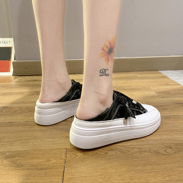 Divatos női cipők fűzővel és lapos talppal, öko bőrből